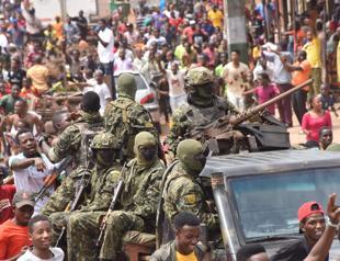 Soldiers detain Guinea’s president, dissolve government