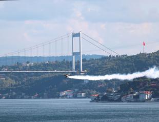 Record holder stunt pilot flies under Bosphorus bridge