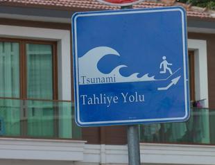 Tsunami signs installed across Istanbul amid quake warnings