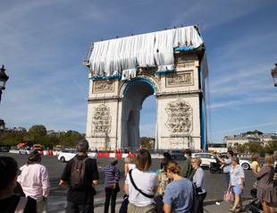 Wrapping of Arc de Triomphe begins in Christo tribute
