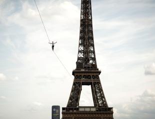 French slackliner wows crowd with Eiffel Tower performance