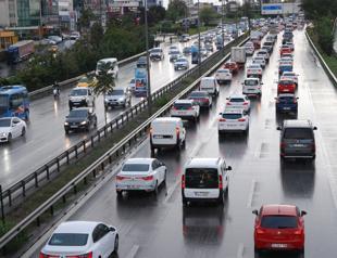 Heavy downpour badly disrupts traffic in Istanbul
