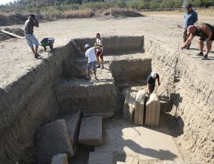 Gate of Zeus Temple discovered in western Turkey