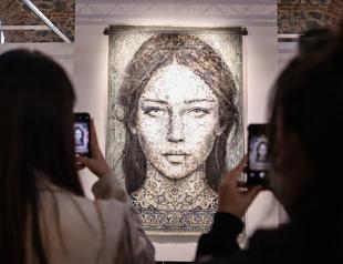 Painting on carpet beguiles visitors with charisma in Contemporary Istanbul