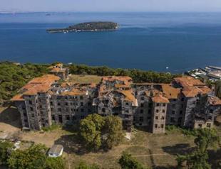 Experts gather to examine deteriorated Greek Orphanage on Istanbul island
