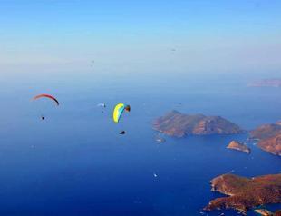 Adventurers fly over Turkish riviera with breathtaking shows