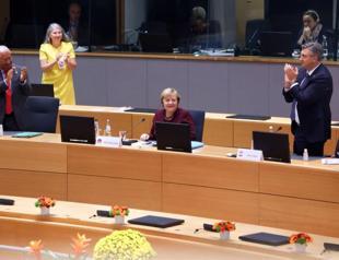 ’Monument’ Merkel gets standing ovation at last EU summit
