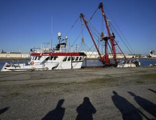 UK calls in French envoy over threats as fishing dispute deepens