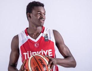 Adem Bona chooses UCLA Bruins to shoot hoops