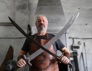Turkish bladesmith makes special swords, knives with ‘Damascus steel’