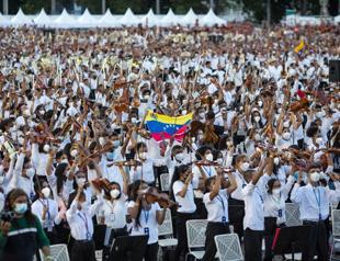 Venezuelan classical musicians play for largest orchestra record