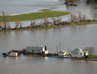 One dead in mudslides that cut off Vancouver from rest of Canada