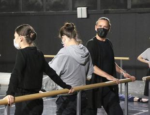 Turkish ballet dancer trains North Macedonian dancers