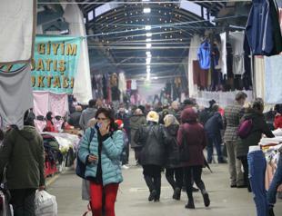 Thousands throng border city for festivities, shopping