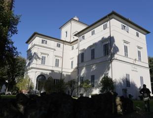 Rome villa restored by Texas princess auctioned