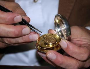 Watchmaker repairs 16th-century vintage watches, clocks in Yozgat