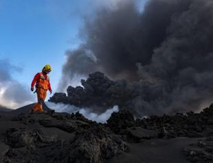 Island turns into open-air lab for tech-savvy volcanologists