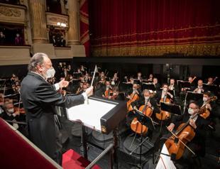 Despite pandemic, famed Italian theater opens season