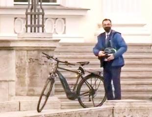 Germany’s new agriculture minister visits presidential palace on bike