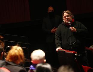 del Toro spins macabre carnival fable in ‘Nightmare Alley’