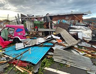 Typhoon deaths in Philippines top 100, mayors appeal for aid