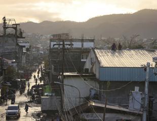 Troops race to deliver aid to Philippine typhoon survivors