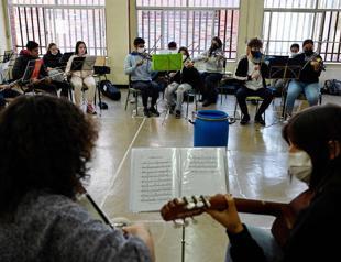 Spanish orchestra makes music from recycled junk
