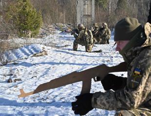 Britain says Russia seeking to replace Ukraine government