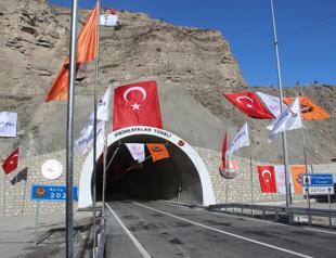 Erdoğan inaugurates road tunnel connecting Turkey to Caucasus
