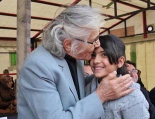 Philanthropist spends lifetime fortune educating children