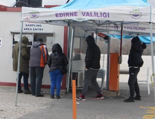 Bulgarian travelers take PCR tests in Edirne