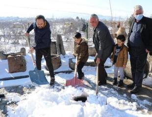 Residents fill snow into wells to cool off in summer