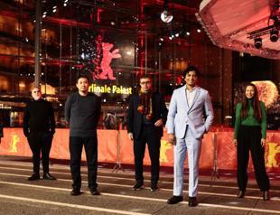 Berlinale goes live as virus wave peaks