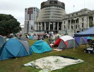 New Zealand Covid protest grows after police draw back