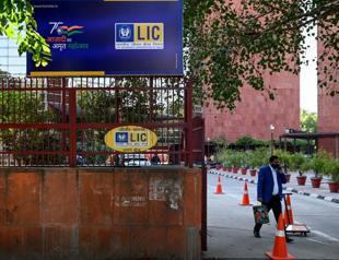 India to sell 5 percent of insurance giant in IPO