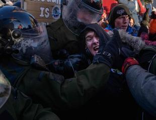 Police move to clear last demonstrators in Canada’s trucker-led protests