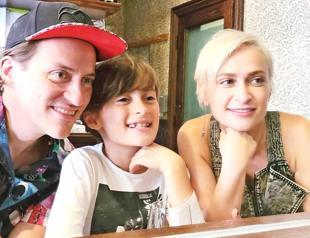 Slain cinematographer’s husband angry Baldwin deflects blame