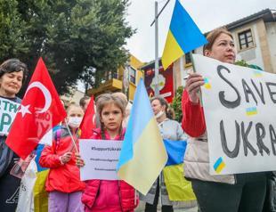Ukrainians, Russians living in Antalya anxiously following conflict