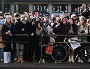 Sidewalk is new catwalk outside Milan fashion shows