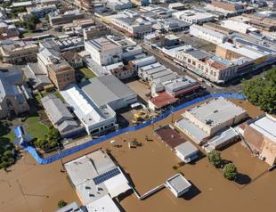 Thousands evacuate worst Australian floods in decades