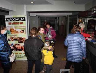 Nearly 100 Ukrainian women, children arrive in Turkeys Kuşadası