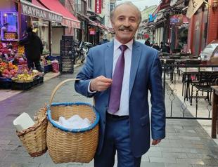 Simit-seller in suit attracts customers