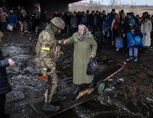 Refugees from Ukraine hit 2 mln, people flee embattled cities
