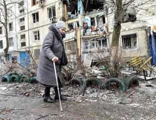 Ukrainians flee some besieged cities as conditions worsen