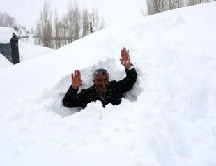 Eastern village at 1,800-meter altitude ‘swallowed’ by snow