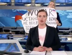 Protester interrupts Russian TV news with anti-war poster