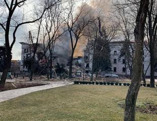 Ukraine denounces new ’Wall’ in Europe as theatre hit