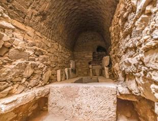 Egypt displays recently discovered ancient tombs in Saqqara