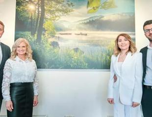 US ambassador’s wife hangs photos by Turkish artist on house walls