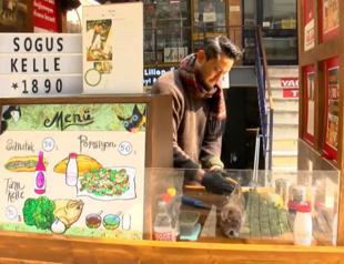 Japanese selling chilled lamb’s head meat in Kadıköy